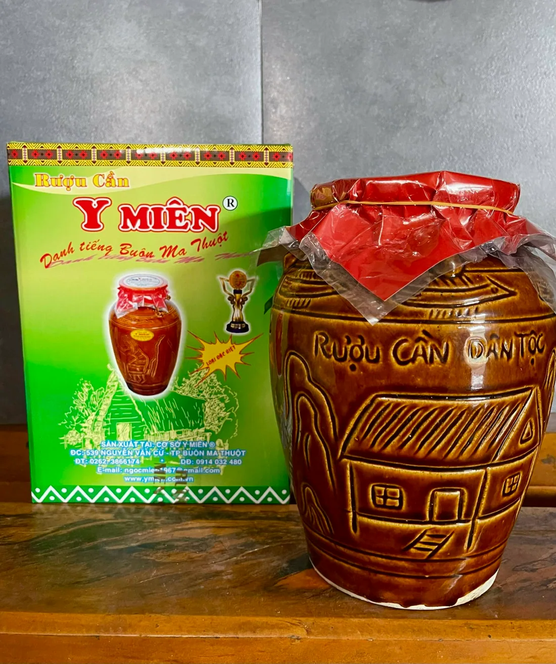 Rượu cần đặc biệt và hộp quà Rượu cần dân tộc.
